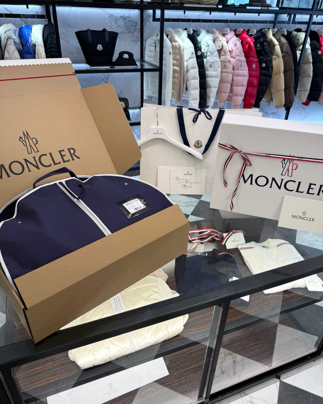 Gift box + Dustbag + Hanger