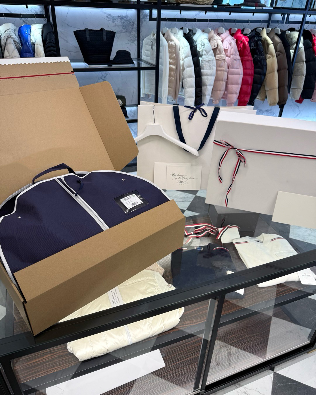 Gift box + Dustbag + Hanger